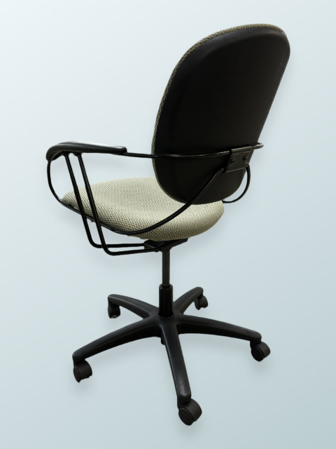 Beige Steelcase Uno Chairs - Image 3